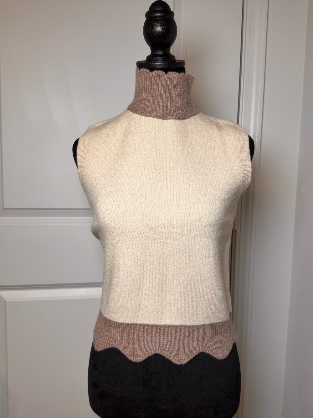 entro Cream and Taupe Knit Top / BNWT - Picture 1 of 3